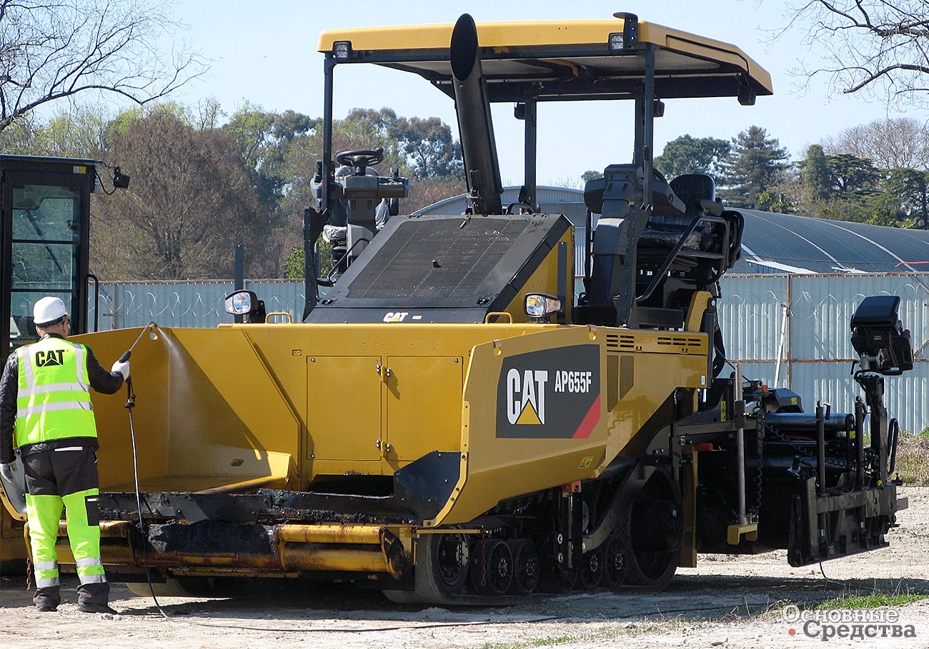 Асфальтоукладчик Cat AP655