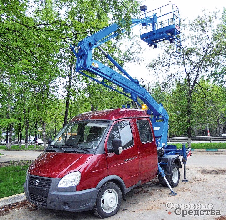 АГП ПСС-121.12-01 на базе ГАЗ-3302 от завода спецавтомобилей «Фаворит Сервис» может поднимать рабочих с материалами и инструментом на высоту до 12 м
