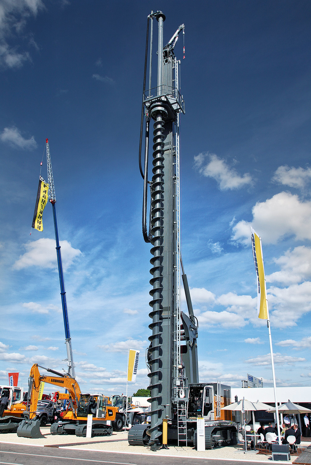 Первая в России сваебойная буровая установка Liebherr LRB 355