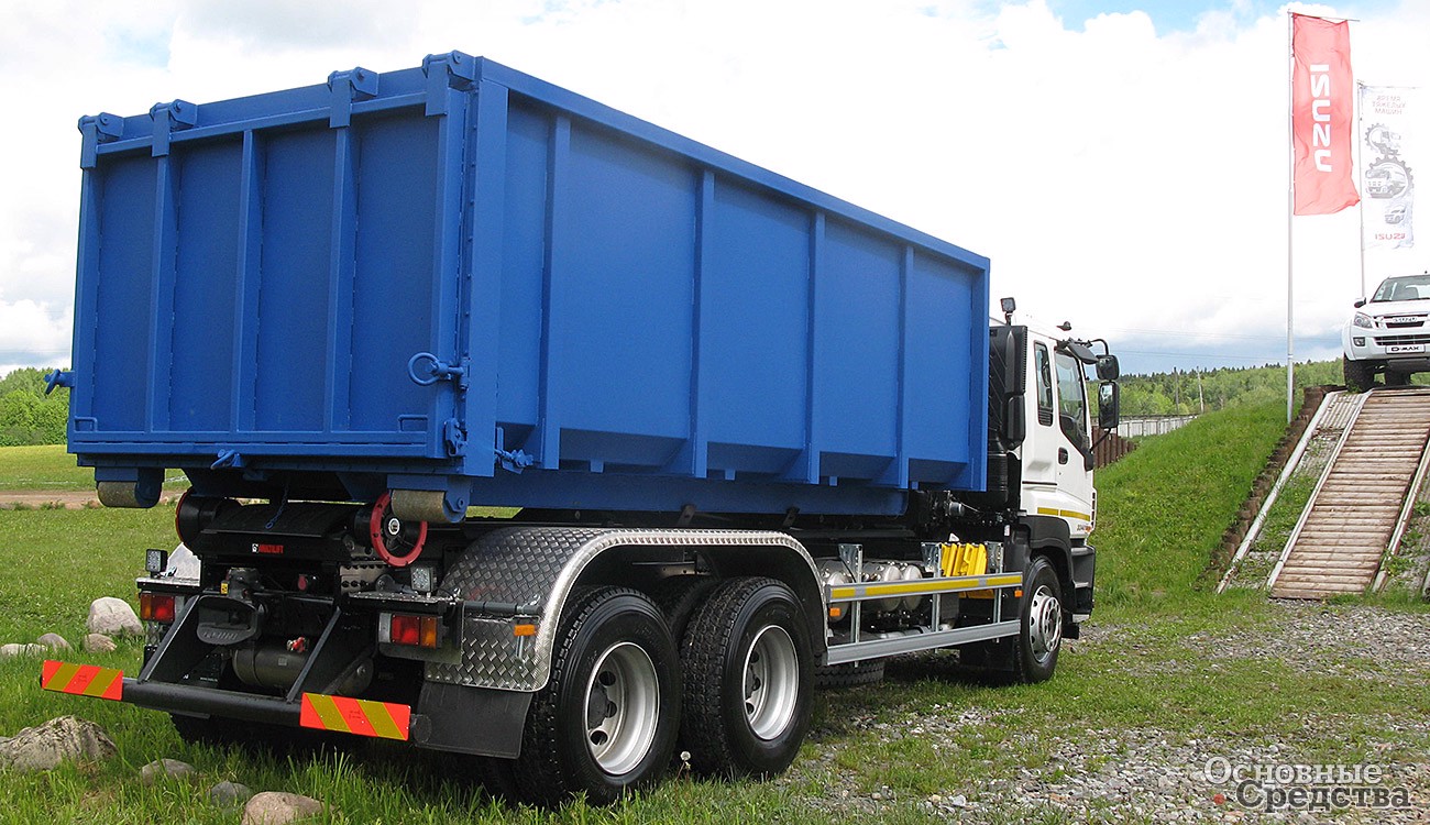 Ломовоз с крюковым погрузчиком на шасси ISUZU GIGA
