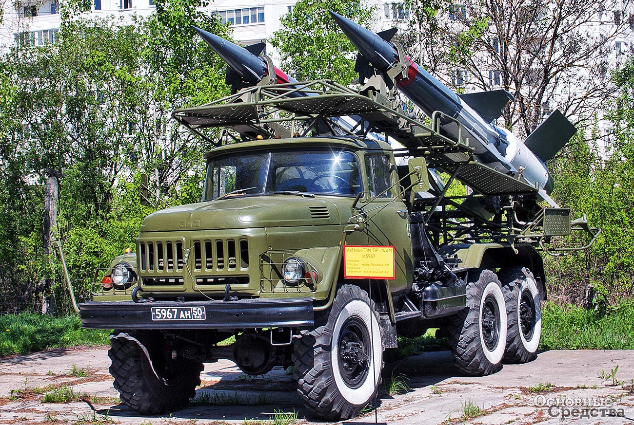 Различные модификации полноприводного автомобиля ЗИЛ-131 широко использовались в составе комплексов и систем вооружения и военной техники. На фото: транспортно-заряжающая машина ПР-14АМ из состава зенитно-ракетного комплекса С-125