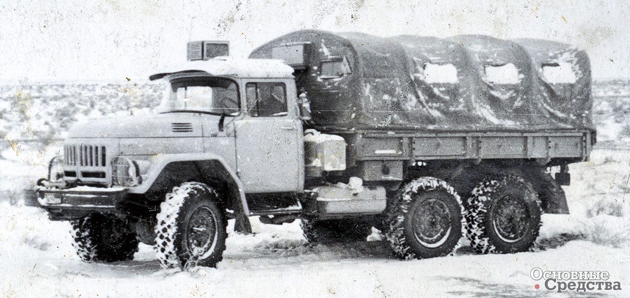 Один из опытных образцов автомобиля ЗИЛ-131, проходивших испытания. Фото 1964 г.