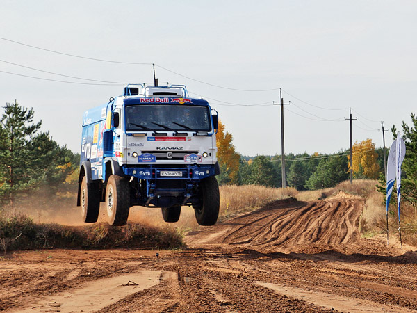 Боевые машины команды «КАМАЗ-мастер» в пути на ралли «Дакар-2018»