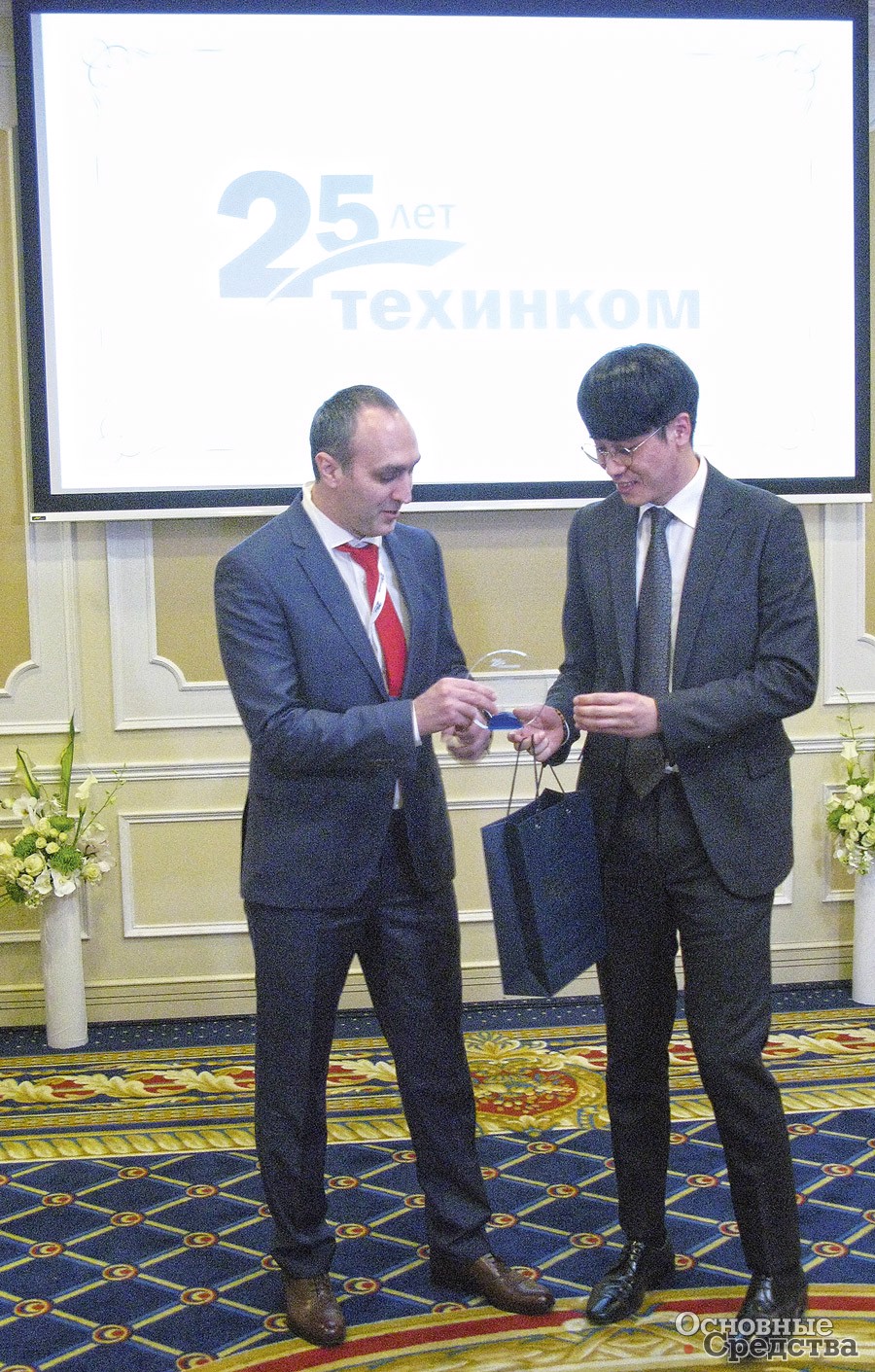 Руководитель направления «КМУ и краны» Али Алиев (слева) и представитель DY Corp. Константин Ким