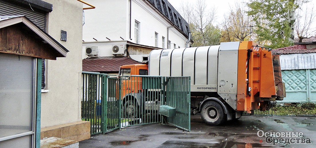 Мусоровозам приходится маневрировать в узких дворах