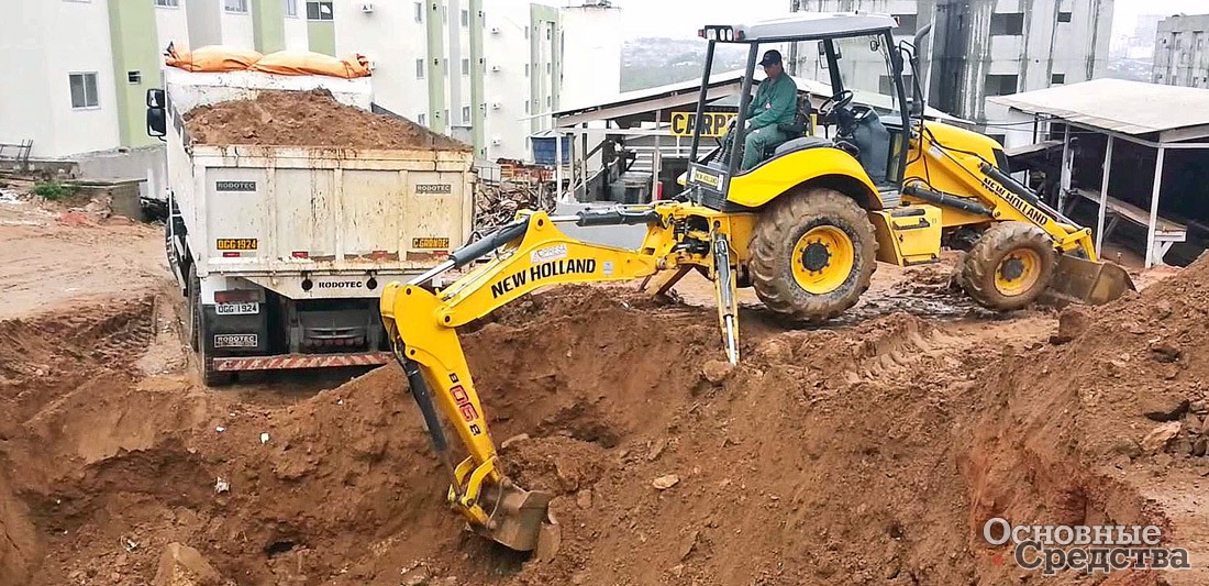 Экскаватор-погрузчик New Holland B90.B с удлиненной рукоятью может копать траншеи и ямы глубиной до 5,75 м