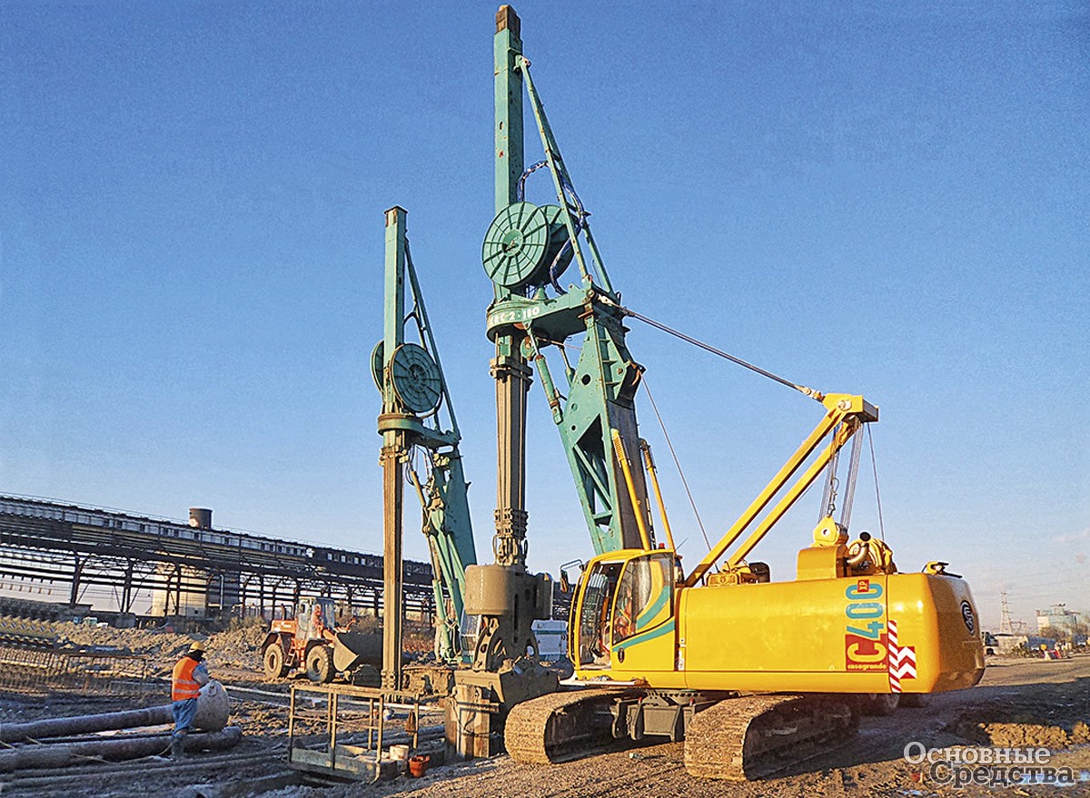 Машина Casagrande C400XP с гидравлическим грейфером с напорной штангой