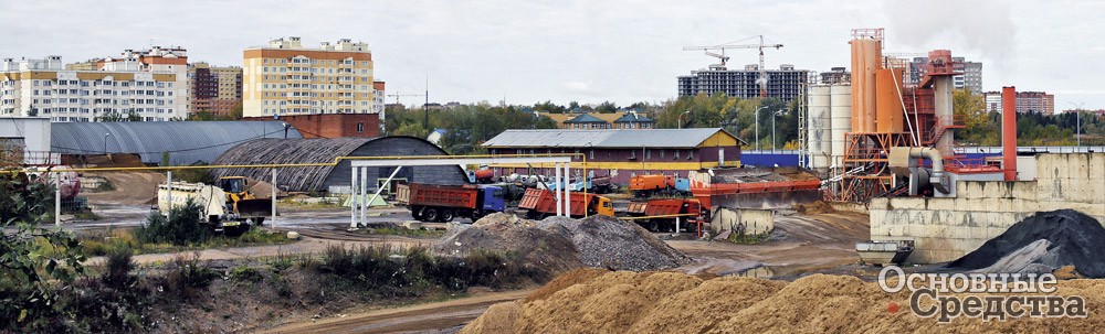 Асфальтобетонный завод на фоне новостроек (Московская обл.)