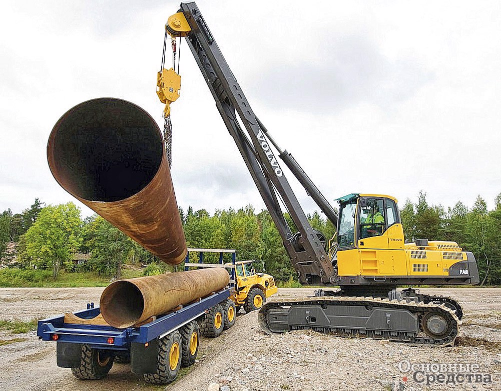 Функция полного поворота башни в трубоукладчиках Volvo позволяет оператору разложить трубы вокруг машины, подать трубу на трубогиб