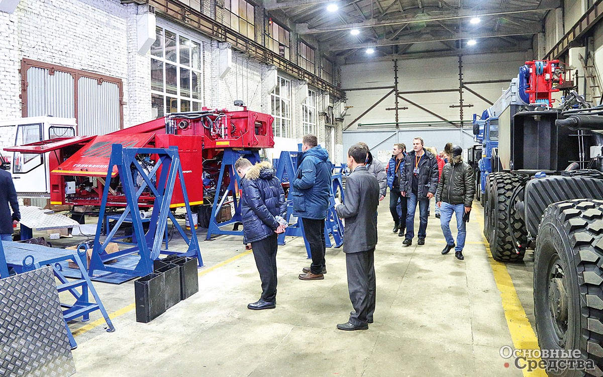 6. Гостям показали цеха по сборке автокранов грузоподъемностью от 25 до 100 т, специализированный участок сборки краноманипуляторных установок, испытательные полигоны