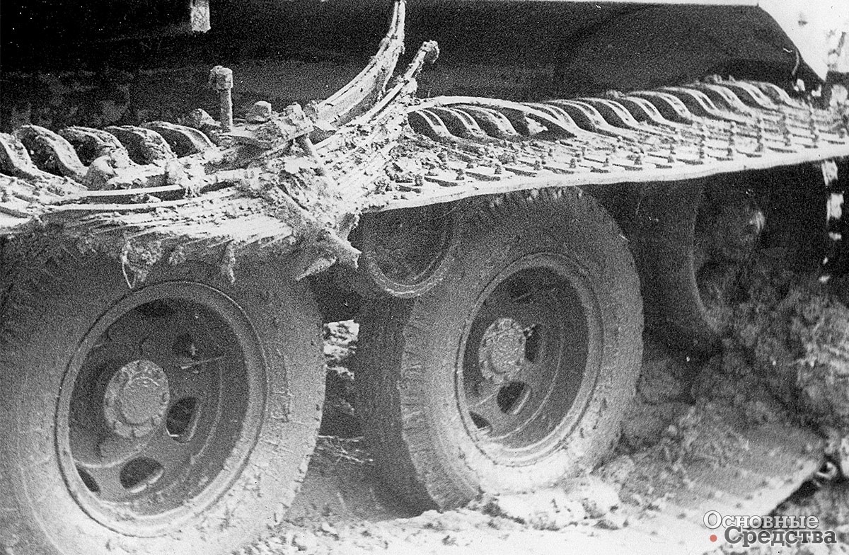 СБХ наехал на скрытую грязью рессору на территории экспедиции. 1966 г.
