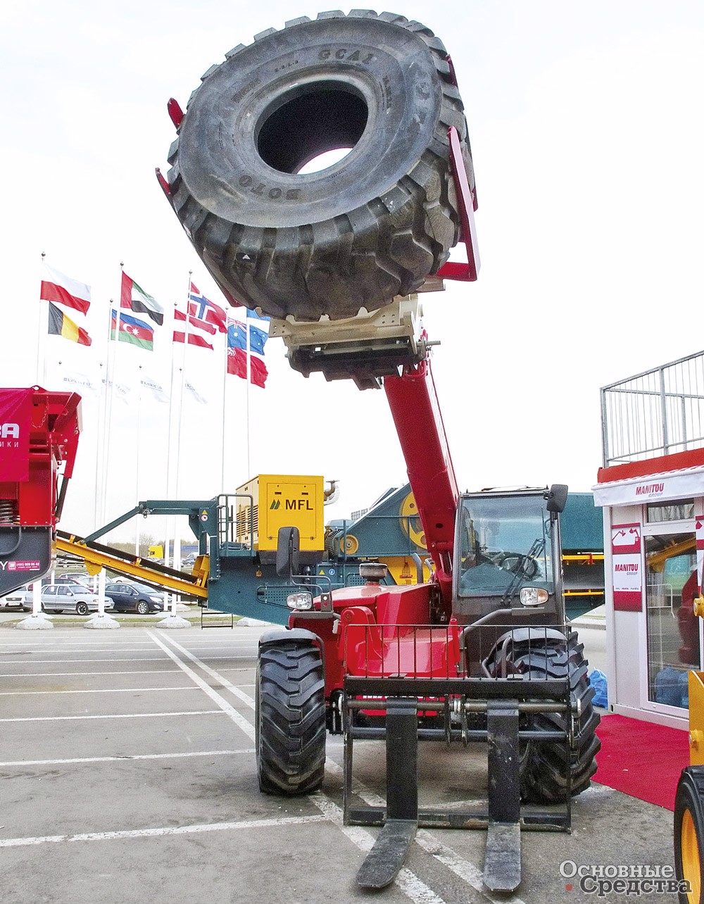 Телескопический погрузчик Manitou с захватом для шин