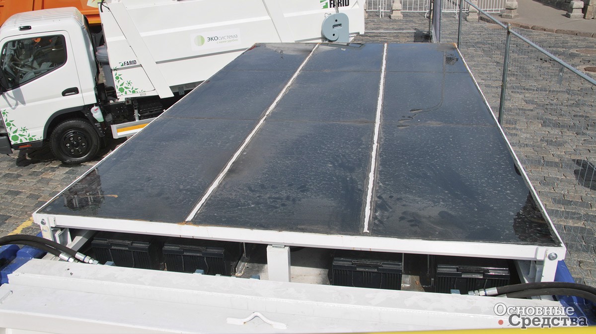 Солнечные батареи на крыше мобильного компактора Ecologia K-solar 10. Под солнечными батареями размещены аккумуляторы