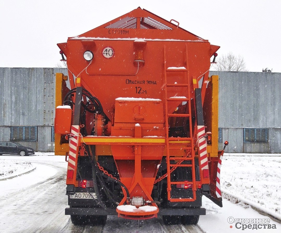 Пескоразбрасыватель на КДМ