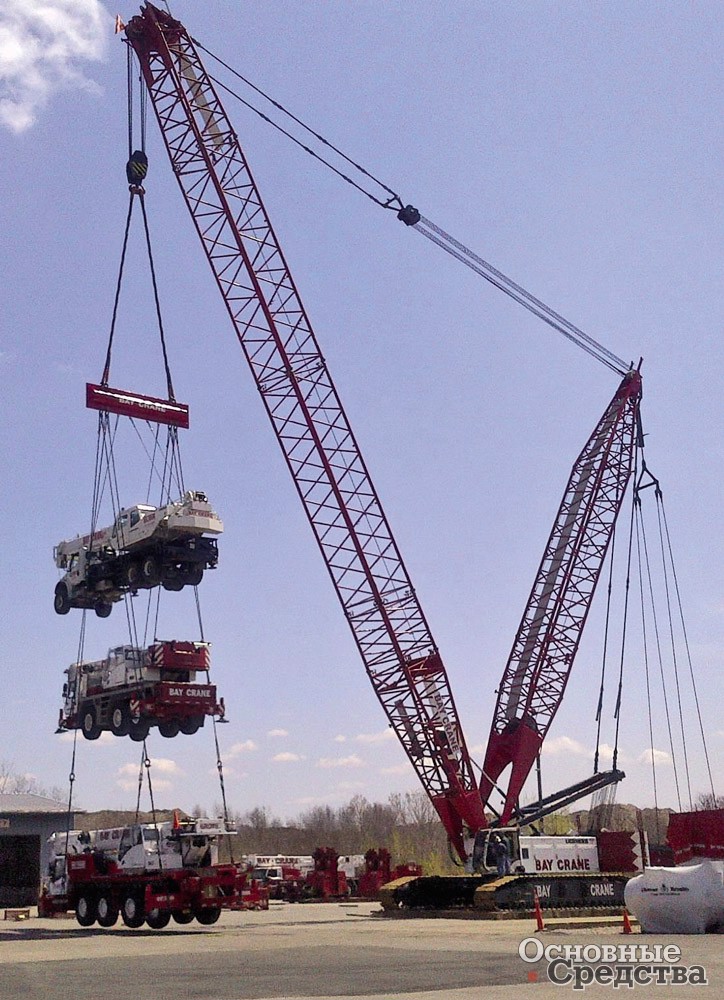 Показательные выступления возможностей LR1300:  одновременно в воздух поднимаются автокраны Liebherr LTM1100, Grove GMK-3055 и Tadano TM35100