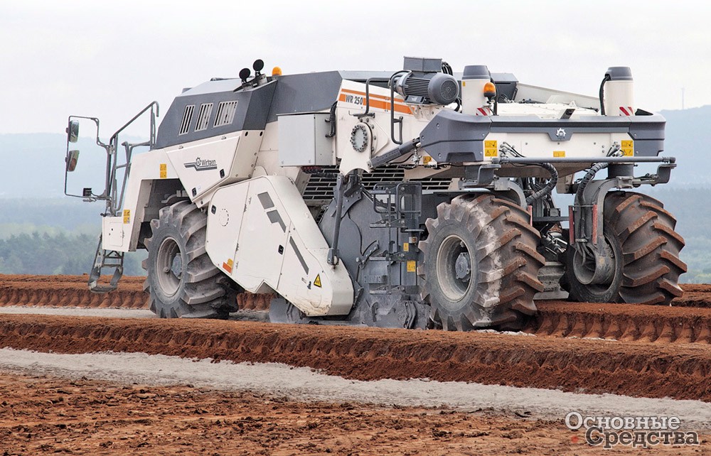 Машина Wirtgen WR 250 для фрезеровки твердых дорожных покрытий и измельчения материала твердых асфальтобетонных слоев