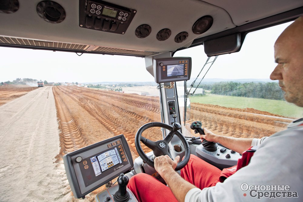 Комфортные условия для работы оператора в кабине Wirtgen WR 250 способствуют высокой производительности. Машина обрабатывает 700–1200 м><sup>2</sup>/ч дорожного покрытия