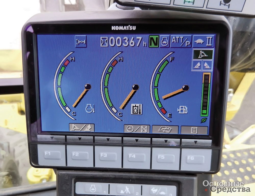 Сведения об эффективности работы экскаватора Komatsu PW 118 MR-8 передаются через экодатчик на монитор