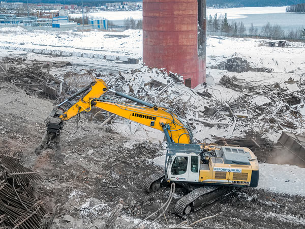 Техника Liebherr на сносе устаревшего энергоблока Нижнетуринской ГРЭС