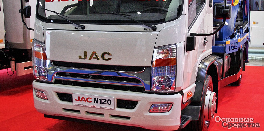 Портальный погрузчик компании «L-Pro» на шасси JAC N120