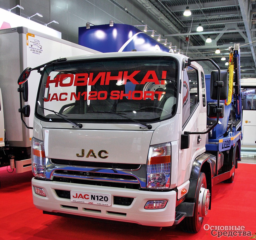 Портальный погрузчик компании «L-Pro» на шасси JAC N120