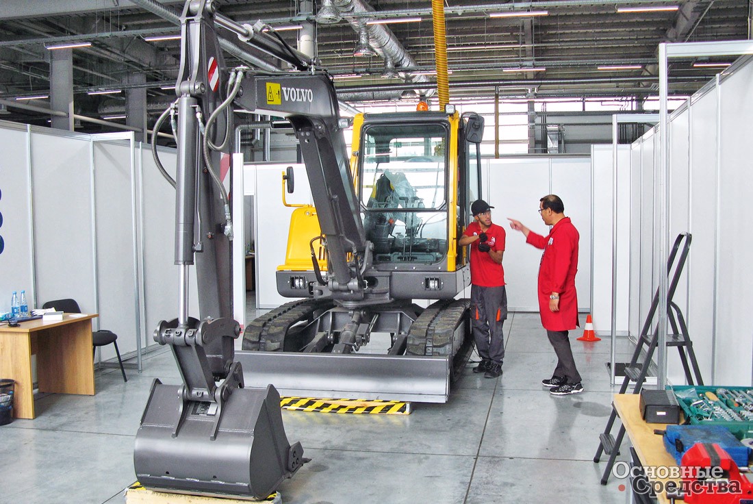 Конкурсант ищет неисправность в экскаваторе Volvo EC55B Pro