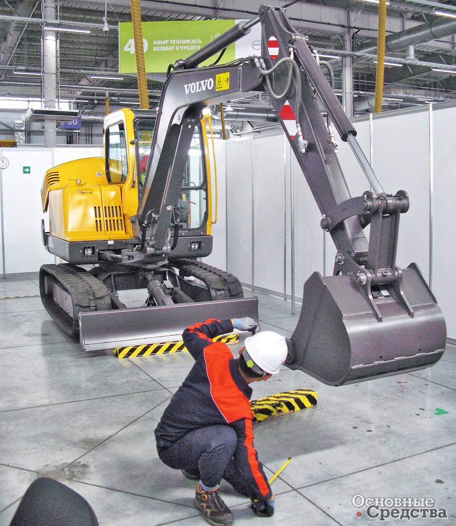 Конкурсант ремонтирует экскаватор Volvo EC55B Pro, компетенция «Обслуживание тяжелой техники