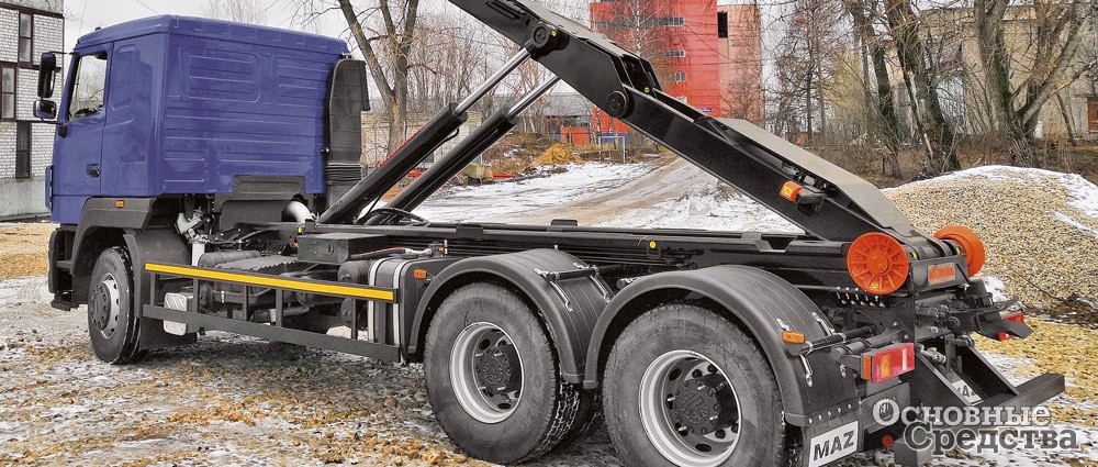Мультилифт МАЗ 6312С9 с колесной базой 4600 мм и крюком KROMANN L24S.58.6-T скомпонован оптимально, имеет минимальный свес и не требует дополнительных стабилизирующих устройств, может работать с контейнерами до 38 м[sup]3[/sup]