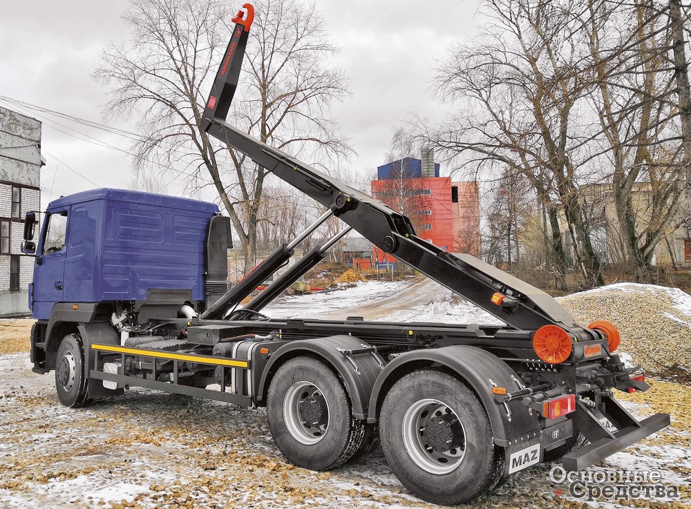 Мультилифт МАЗ 6312С9 с колесной базой 4600 мм и крюком KROMANN L24S.58.6-T скомпонован оптимально, имеет минимальный свес и не требует дополнительных стабилизирующих устройств, может работать с контейнерами до 38 м[sup]3[/sup]