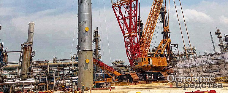 Кран Demag CC 8800-1 со стреловым оборудованием Boom Booster на подъеме химической колонны высотой 100 м