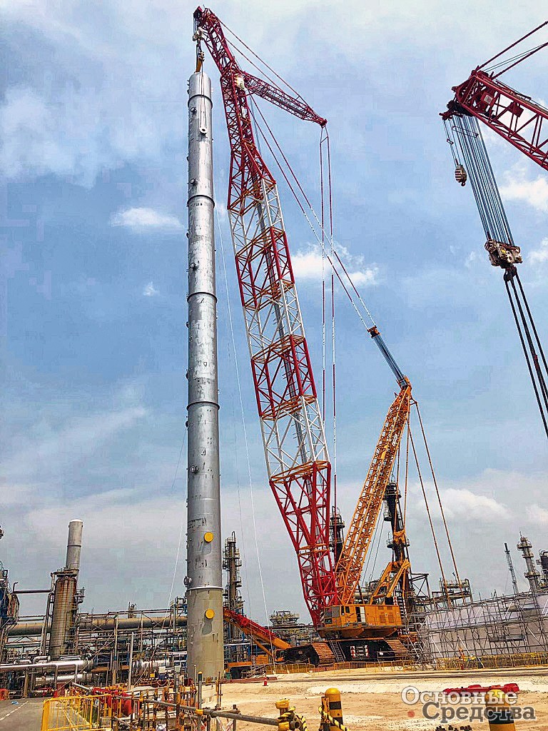 Кран Demag CC 8800-1 со стреловым оборудованием Boom Booster на подъеме химической колонны высотой 100 м