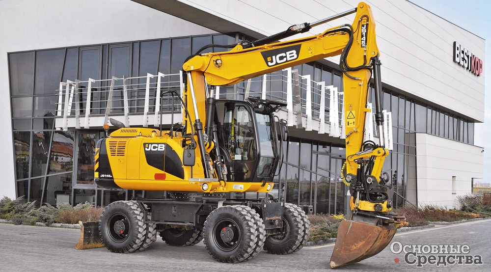 Младшая модель JCB JS145W с двухзвенной стрелой и гидрофицированным ковшом с тилтротатором