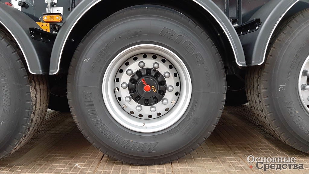 Полуприцеп укомплектован осевыми агрегатами SAF с шинами Bridgestone размером 385/65-R22.5