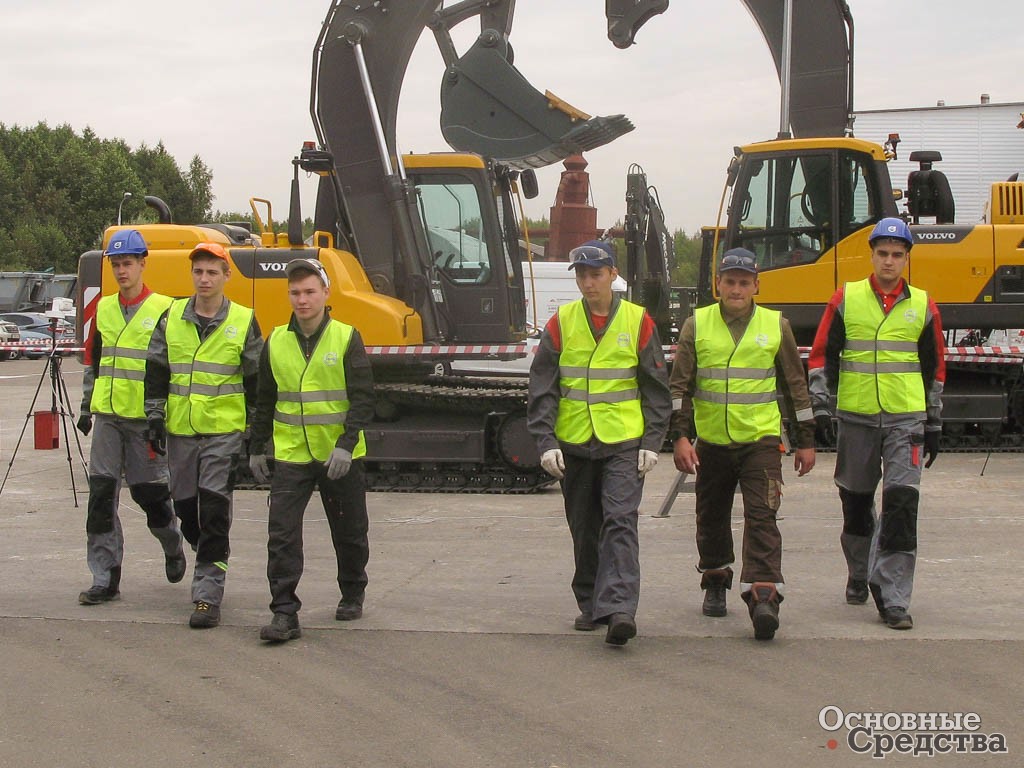 Вот идут они — молодые участники соревнований, будущее нашей отрасли