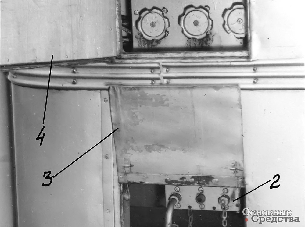 [b]Щиток управления и заправочного щитка:[/b] 1 – щиток управления; 2 – заправочный щиток; 3 – дверка заправочного щитка; 4 – дверка щитка управления