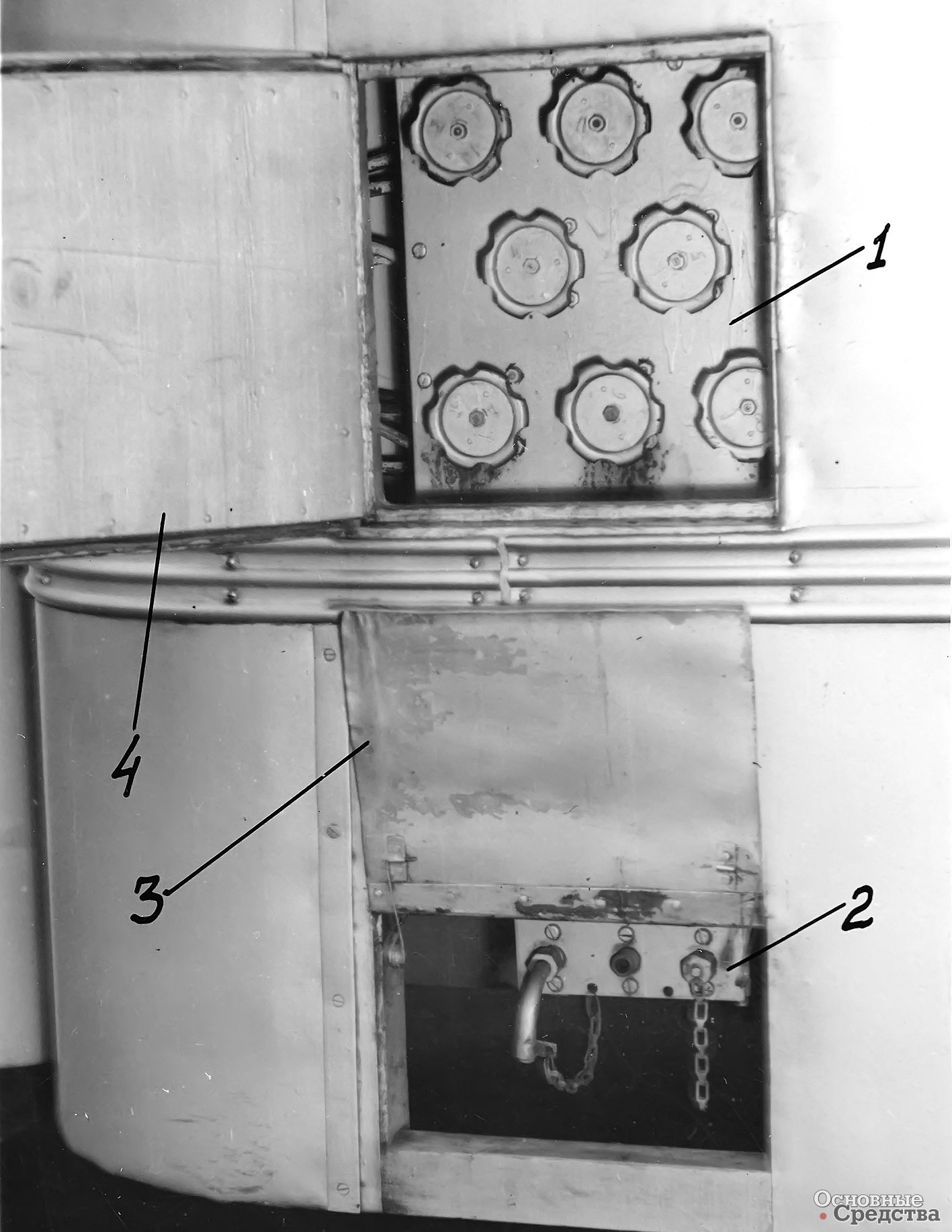 [b]Щиток управления и заправочного щитка:[/b] 1 – щиток управления; 2 – заправочный щиток; 3 – дверка заправочного щитка; 4 – дверка щитка управления