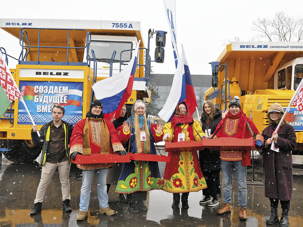 Единению народов – крепкую основу