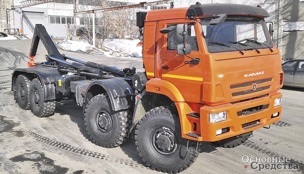 Тяжелый полноприводный мультилифт на шасси КАМАЗ-6560, 8х8, с крюком KROMANN XL26S.62.6-HC незаменим для работы на стройплощадке в период осенне-весенней распутицы