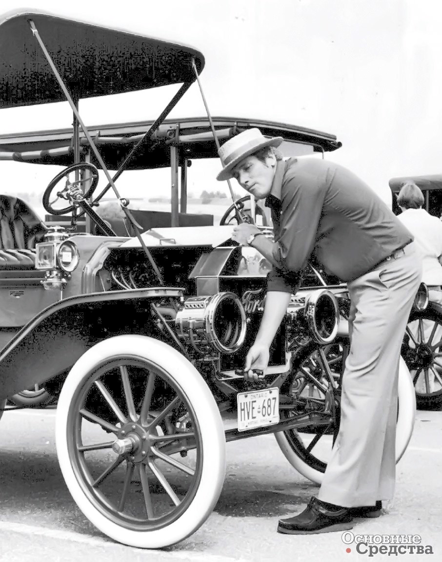 Рис.12. Пуск двигателя автомобиля Ford T заводной ручкой. Водитель держит заводную рукоятку неправильно: большой палец напротив четырех остальных