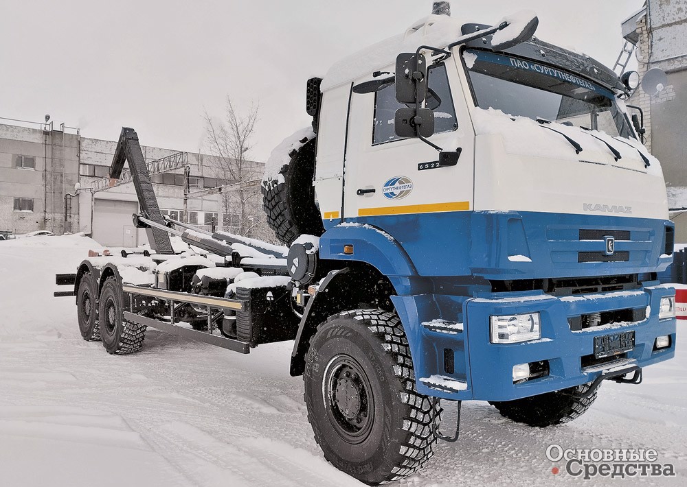 Мультилифт-буллитовоз для «Сургутнефтегаза» с крюком KROMANN ML18S.78.5-HC изготовлен на базе КАМАЗ 6522 6х6 с удлинением колесной базы до 5800 мм