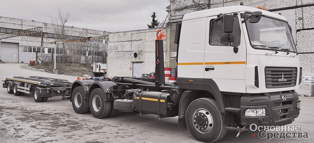 Мультилифт на шасси МАЗ 631228 с крюком KROMANN L22S.60.6 в составе автопоезда с прицепом-бункеровозом