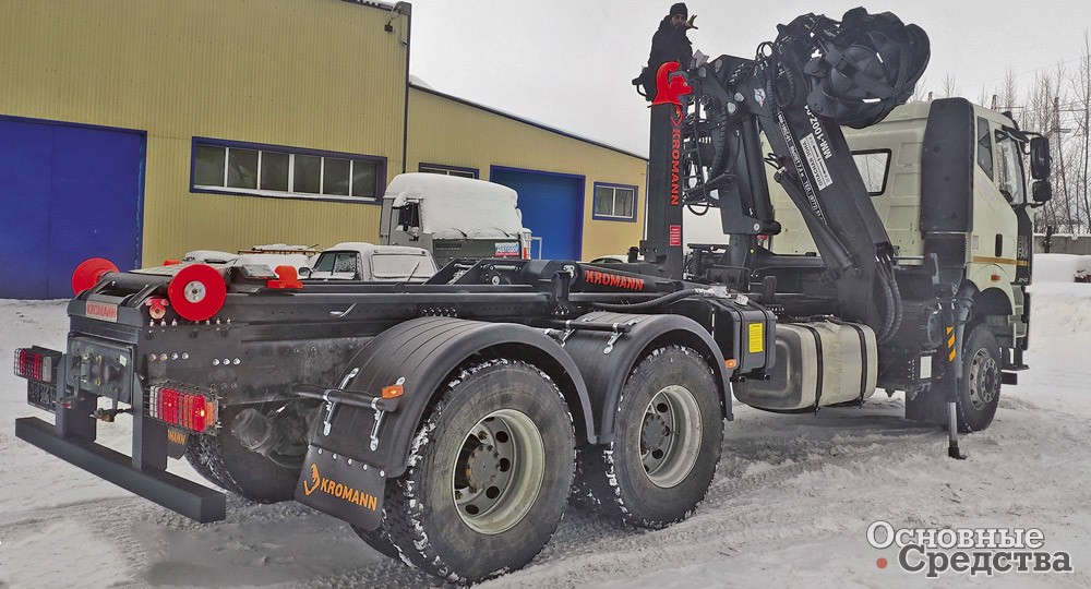 Комбинированный автомобиль с крюком KROMANN ML18S.52.6-HC на шасси FAW CA3250 и манипулятором ММ100Z для лома
