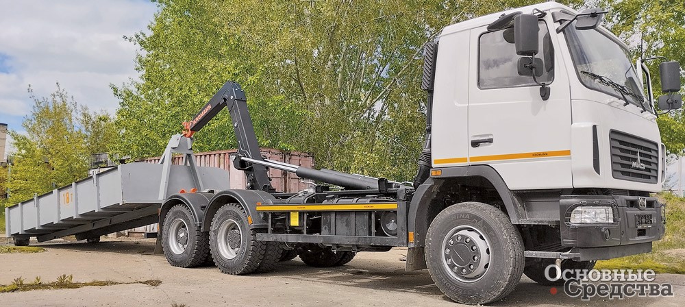 Бюджетный мультилифт МАЗ 631226 с крюком KROMANN ML18S.52.6-HC. Испытания на устойчивость в фазе 1 подъема контейнера с земли прошли успешно