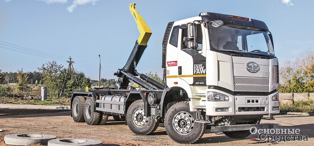 Автомобиль FAW CA3310 (8х4) c крюковым погрузчиком ВК Т26. Производство ВЕЛМАШ, группа ПАЛФИНГЕР