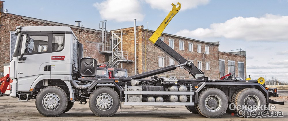 Автомобиль Shacman SX33186 (8Х4) c крюковым погрузчиком ВК Т26. Производство ВЕЛМАШ, группа ПАЛФИНГЕР