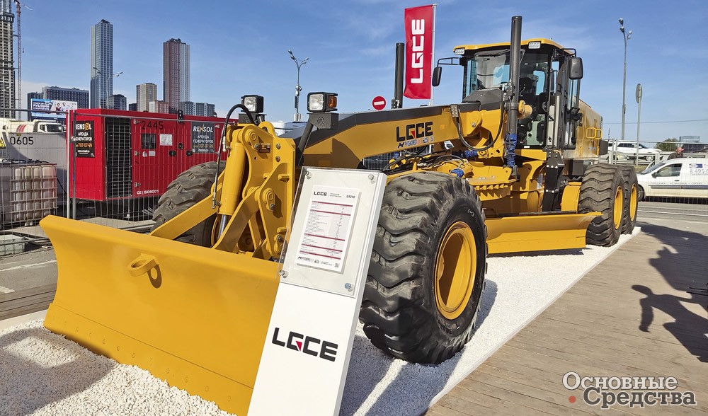 Автогрейдер LGCE G9290 на стенде компании «Русбизнесавто» на выставке «CTT EXPO 2024»