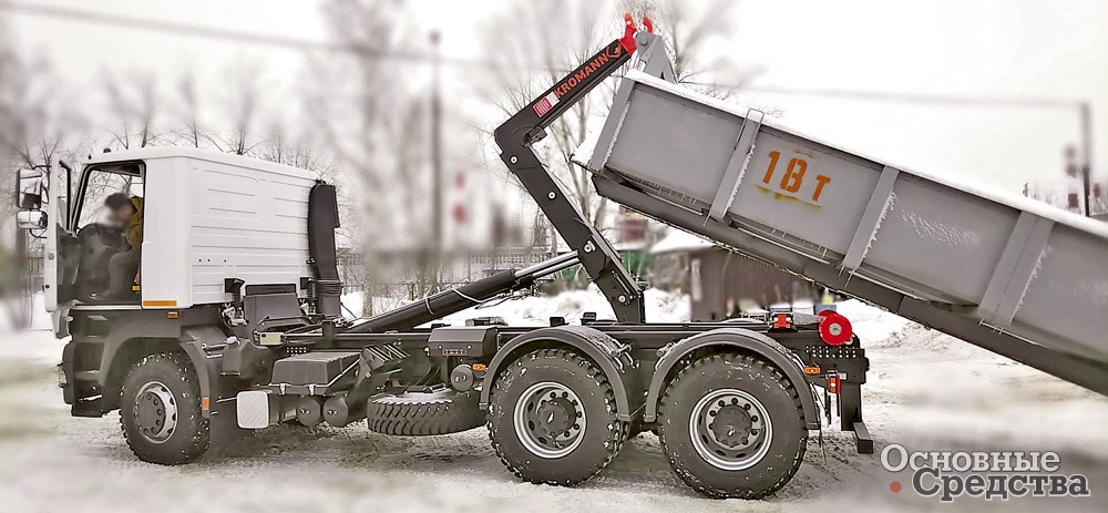 Мультилифт МАЗ-6312С5 с базой 3950 мм с крюком KROMANN ML18S.52.6-HC оснащен системой стабилизации и легко поднимает 18-тонный испытательный контейнер. Это примерно 27 м3 убранного снега