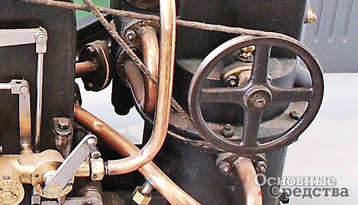 Щеточный карбюратор З. С. Маркуса на двигателе 1888 г. из  музея TMW