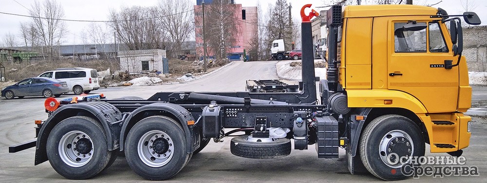 Короткобазный мультилифт полной массой 25 т на шасси КАМАЗ-65115 со спальной кабиной и крюком KROMANN M15S.47.6-HC соответствует требованиям по разрешенной полной массе для 3-осных автомобилей