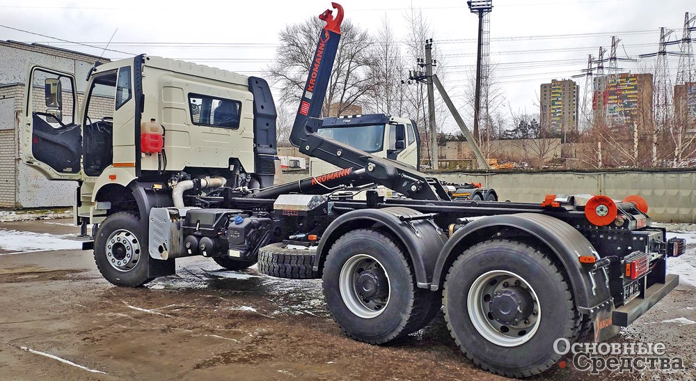 Компактный мультилифт на шасси FAW CA3250 с базой 4300 мм оснащается крюковым погрузчиком KROMANN L22S.55.6-HC и работает с 6-метровыми сменными контейнерами объемом до 27 м3